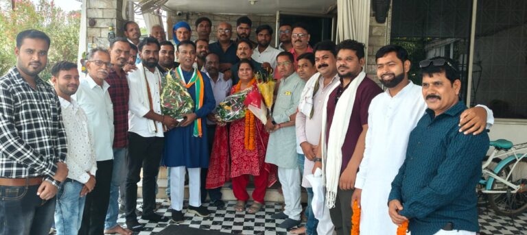 पूर्व विधायक रश्मि सिंह का जन्मदिन कार्यकर्ताओं ने केक काटकर उत्साह पूर्वक मनाया