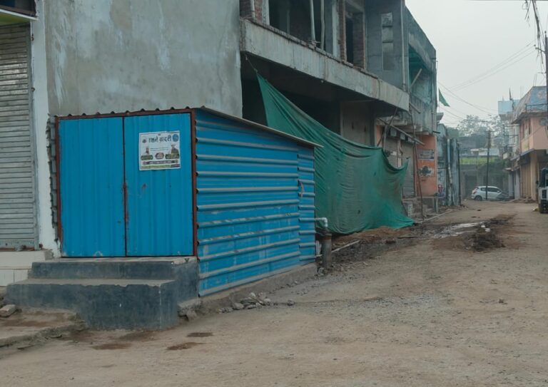 नगर में अवैध बेजा कब्जा जोरों पर, छोटे ठेले से बनी टिन शेड की बड़ी दुकान।