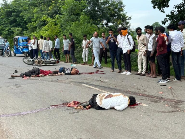 ट्रक ने बाइक सवार तीन युवकों को रौंदा, तीनों की दर्दनाक मौत